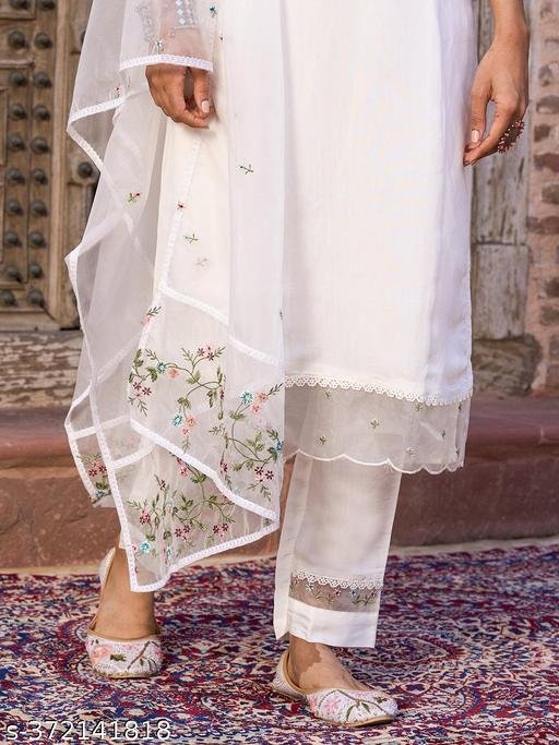 Women New Embroidered Kurta set